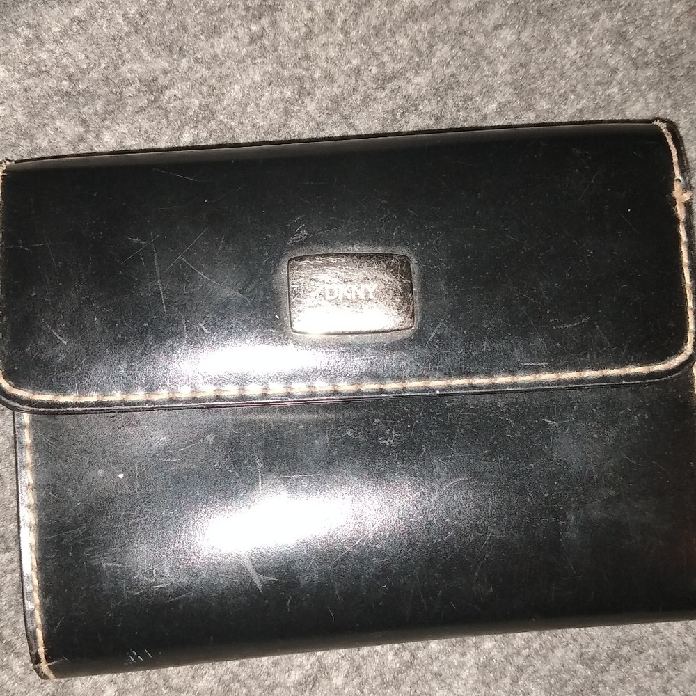 DKNY BLACK TRI-FOLD WALLET